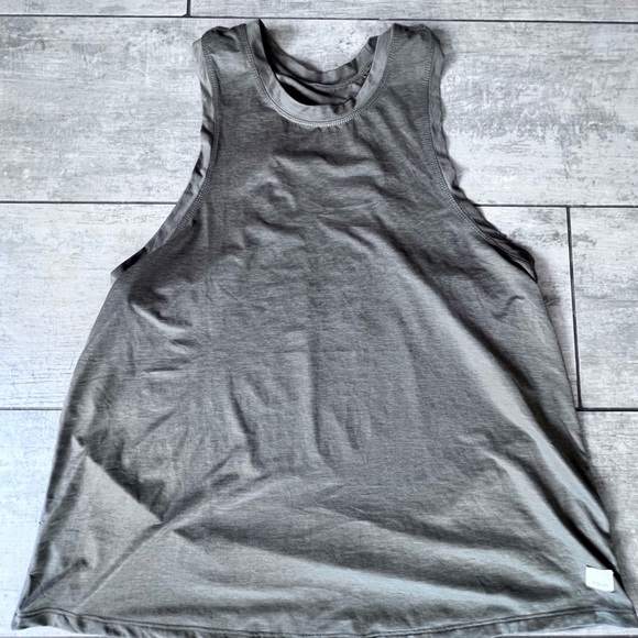 Vuori Mod tank Oregano Sleeveless Recerback Top Large NWOT Womens - Picture 3 of 6